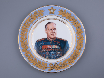 Тарелка декоративная 270 мм в подарочной упаковке, форма Европейская-3 рисунок Маршалы Победы. Жуков Г.К., арт. 81.33507.00.1, 
