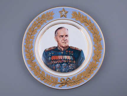 Тарелка декоративная 270 мм в подарочной упаковке, форма Европейская-3 рисунок Маршалы Победы. Жуков Г.К., арт. 81.33507.00.1