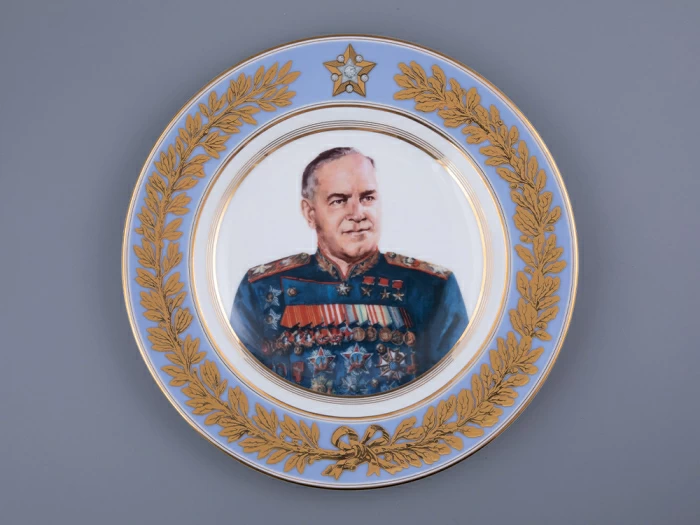 Тарелка декоративная 270 мм в подарочной упаковке, форма Европейская-3 рисунок Маршалы Победы. Жуков Г.К., арт. 81.33507.00.1, 