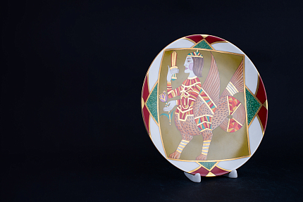 Декоративная тарелка Человек-дракон на форме Эллипс, арт 80.52043.00.1