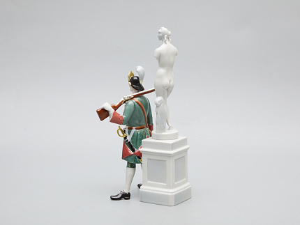 Скульптура Солдат и Венера Петровская Ассамблея арт. 82.51223.00.1