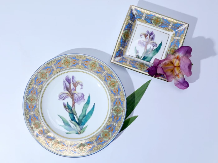 Тарелка декоративная 270 мм в подарочной упаковке, форма Европейская, рисунок Нежный Ирис, арт. 81.32770.00.1, 