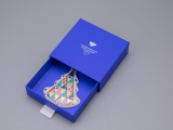 Елочная игрушка в подарочной упаковке форма Елка рисунок Елки Иголки, арт. 81.34342.00.1, 