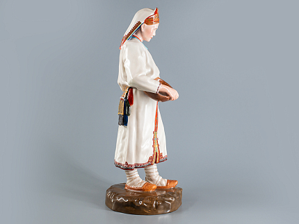 Скульптура Народности России Мордовская женщина арт. 82.87924.00.1