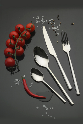 Столовые приборы и стекло